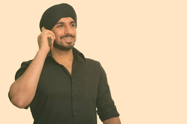 Jeune homme Sikh indien heureux parlant sur téléphone mobile — Photo