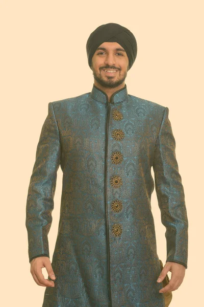 Jovem feliz indiano Sikh homem sorrindo vestindo roupas tradicionais — Fotografia de Stock