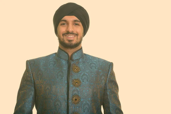 Jovem feliz indiano Sikh homem sorrindo vestindo roupas tradicionais — Fotografia de Stock