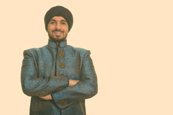 Jovem feliz indiano Sikh homem sorrindo vestindo roupas tradicionais — Fotografia de Stock