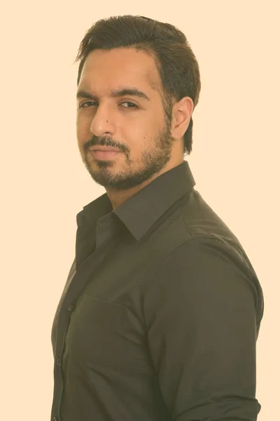 Egy fiatal, jóképű, szakállas indiai üzletember portréja. — Stock Fotó