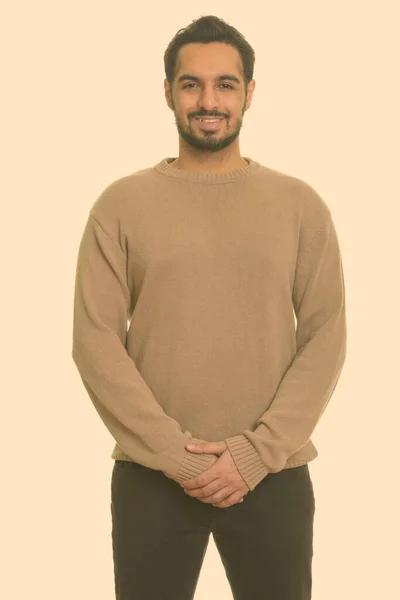 Retrato de feliz jovem bonito barbudo indiano homem — Fotografia de Stock