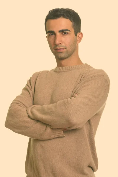 Portrait de jeune homme iranien beau avec les bras croisés — Photo