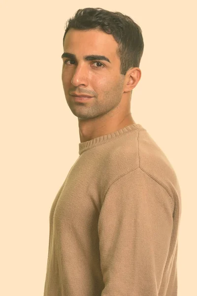 Porträt eines jungen, gut aussehenden Iraners, der in die Kamera blickt — Stockfoto