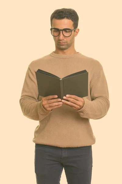 Giovane bello iraniano uomo lettura libro — Foto Stock