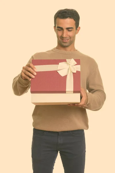 Joven hombre iraní feliz apertura caja de regalo listo para el día de San Valentín —  Fotos de Stock