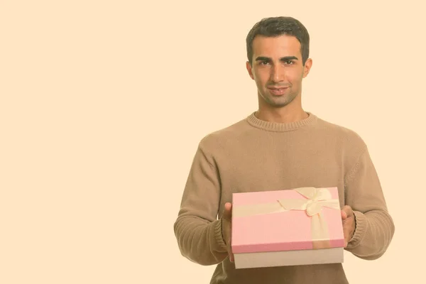 Молодой счастливый иранский мужчина с подарочной коробкой готов к Дню Святого Валентина — стоковое фото