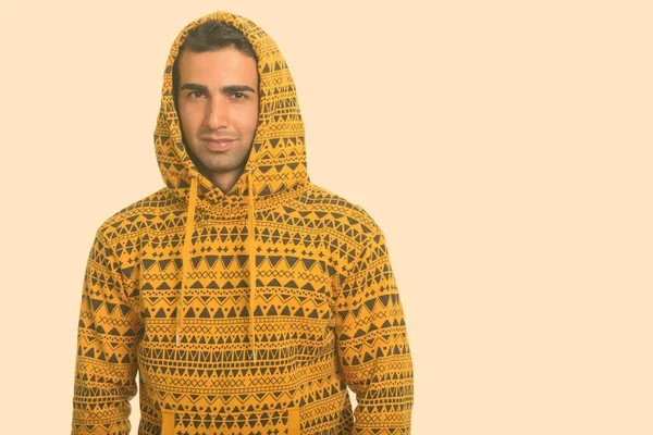 Fiatal jóképű iráni férfi kapucniban. — Stock Fotó