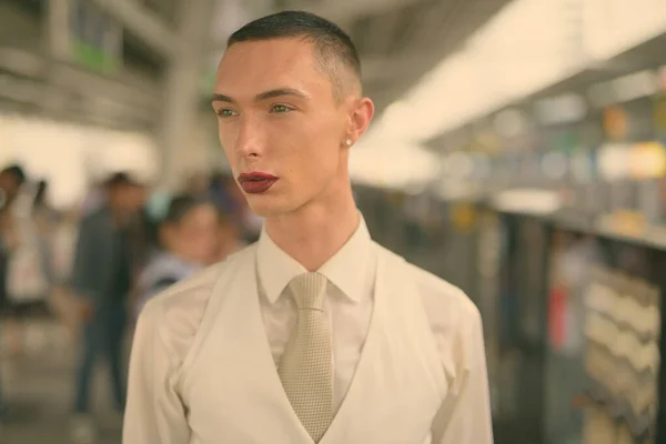 Jeune homme d'affaires androgyne beau explorant la ville de Bangkok, Thaïlande — Photo