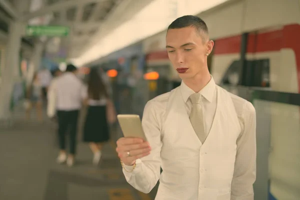 Young handsome androgynous businessman exploring the city of Bangkok, Thailand — Stock Photo, Image