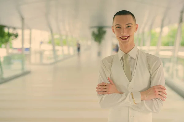 Jeune homme d'affaires androgyne beau explorant la ville de Bangkok, Thaïlande — Photo