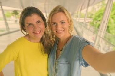 Tayland, Bangkok 'u birlikte keşfeden iki turist kadının portresi