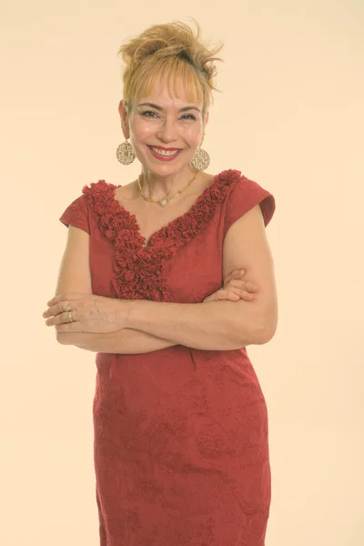 白い背景に短い髪を持つ美しいシニアアジアのビジネス女性のスタジオショット — ストック写真