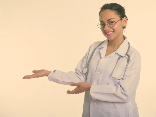 Студійний Знімок Красивої Жінки Лікаря Білому Тлі — стокове фото