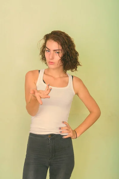 Yeşil Boyalı Duvarda Kıvırcık Saçlı Genç Güzel Bir Kızın Stüdyo — Stok fotoğraf