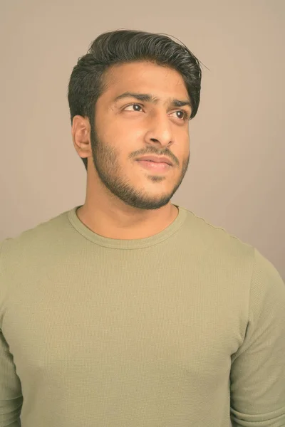 Studioaufnahme Eines Jungen Gutaussehenden Indischen Mannes Vor Grauem Hintergrund — Stockfoto