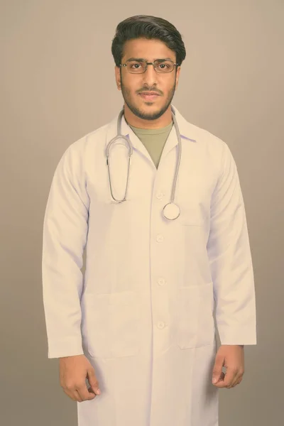 Στούντιο Πλάνο Του Νεαρού Όμορφος Ινδός Γιατρός Άνθρωπος Γκρι Φόντο — Φωτογραφία Αρχείου