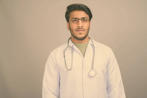 Studio Photo Jeune Beau Médecin Indien Sur Fond Gris — Photo