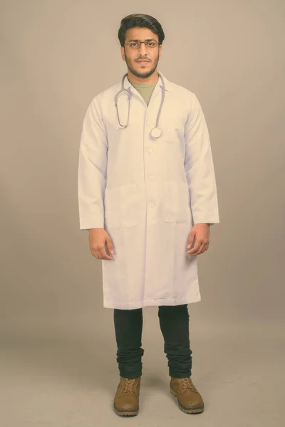 Estudio Disparo Joven Guapo Indio Hombre Médico Sobre Fondo Gris — Foto de Stock