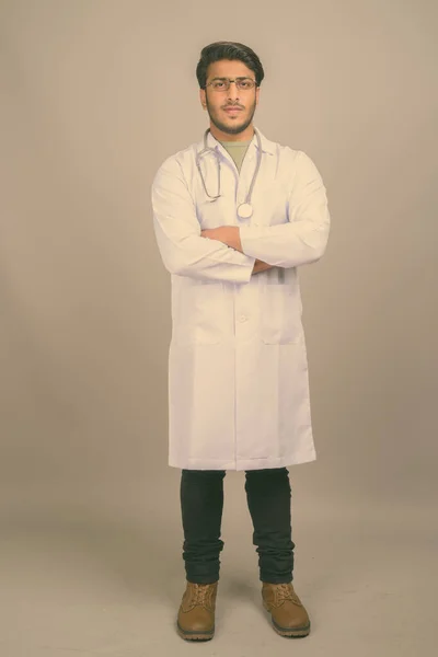 Studioaufnahme Eines Jungen Gut Aussehenden Indischen Arztes Vor Grauem Hintergrund — Stockfoto