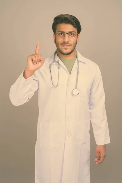 Зйомки Молодого Вродливого Індійського Лікаря Сірому Фоні — стокове фото