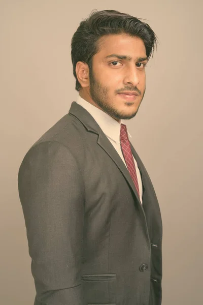 スタジオショットの若いハンサムなインドのビジネスマンの灰色の背景 — ストック写真