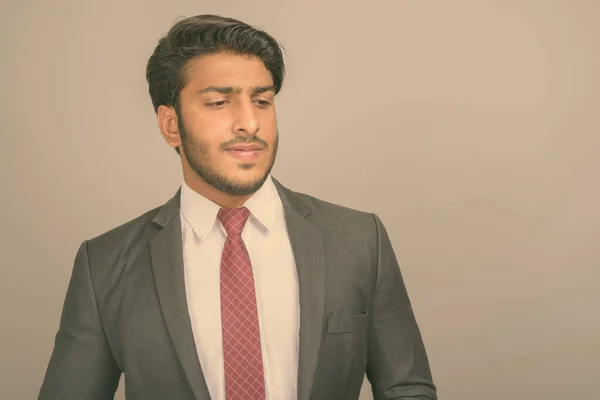 Зйомки Молодого Індійського Бізнесмена Сірому Фоні — стокове фото