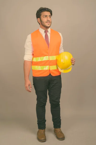 Studioaufnahme Eines Jungen Gut Aussehenden Indischen Bauarbeiters Vor Grauem Hintergrund — Stockfoto