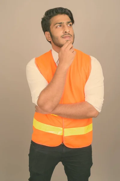 Studioaufnahme Eines Jungen Gut Aussehenden Indischen Bauarbeiters Vor Grauem Hintergrund — Stockfoto