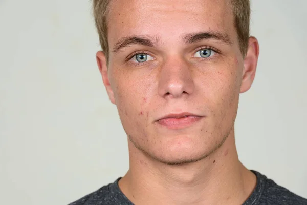 Studioaufnahme Eines Jungen Gutaussehenden Mannes Mit Blonden Haaren Vor Weißem — Stockfoto