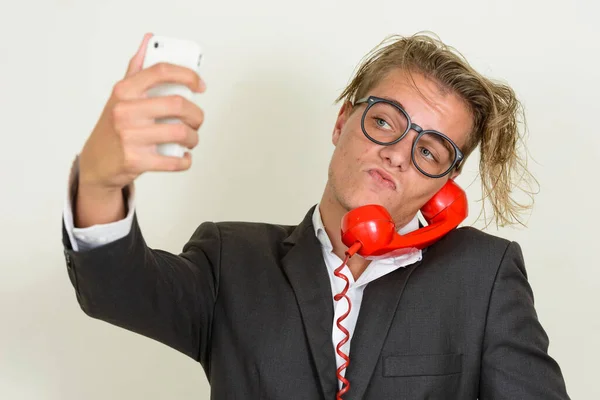 Studioaufnahme Eines Jungen Blonden Geschäftsmannes Als Nerd Mit Brille Vor — Stockfoto