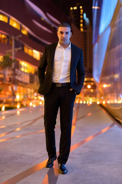 Retrato Homem Negócios Bonito Vestindo Terno Livre Noite Cidade — Fotografia de Stock
