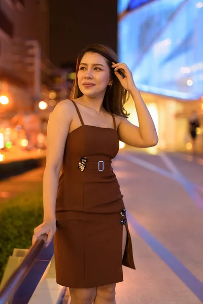 Gyönyörű Ázsiai Üzletasszony Szabadban Bangkok Thaiföld Éjjel — Stock Fotó