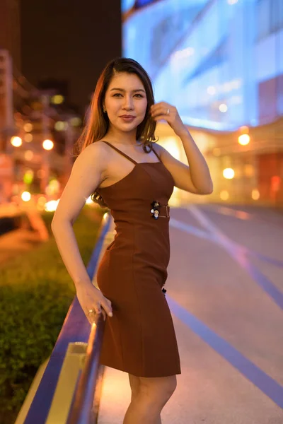 Mooie Aziatische Zakenvrouw Buiten Bangkok Thailand Nachts — Stockfoto