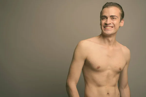 Estudio Disparo Joven Hombre Guapo Sin Camisa Sobre Fondo Gris —  Fotos de Stock