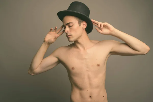 Estudio Disparo Joven Hombre Guapo Sin Camisa Sobre Fondo Gris —  Fotos de Stock