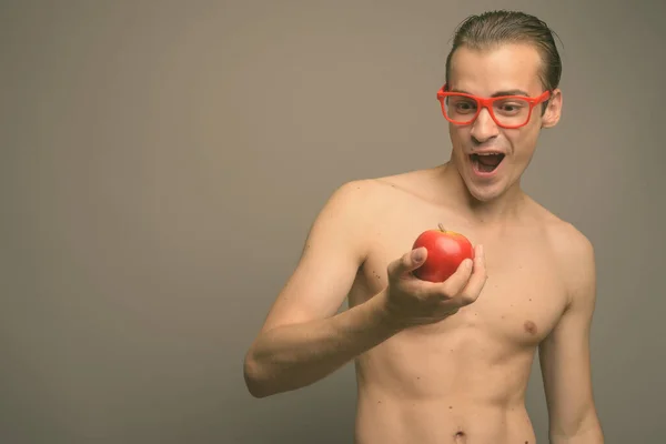 Estúdio Tiro Jovem Bonito Homem Sem Camisa Contra Fundo Cinza — Fotografia de Stock