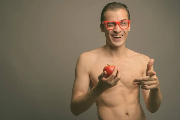 Estudio Disparo Joven Hombre Guapo Sin Camisa Sobre Fondo Gris — Foto de Stock