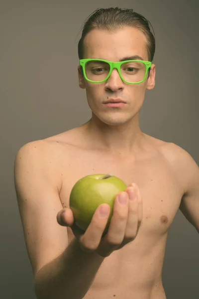 Estudio Disparo Joven Hombre Guapo Sin Camisa Sobre Fondo Gris —  Fotos de Stock