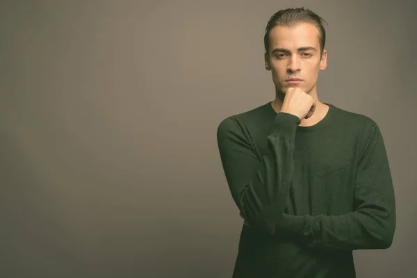 Estúdio Tiro Jovem Bonito Homem Vestindo Verde Camisa Manga Comprida — Fotografia de Stock