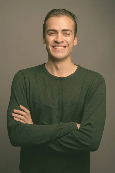 Studioaufnahme Eines Jungen Gutaussehenden Mannes Mit Grünem Langärmeligem Hemd Vor — Stockfoto