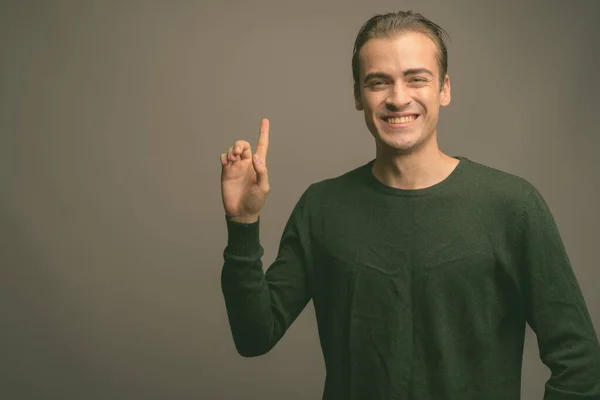 Estúdio Tiro Jovem Bonito Homem Vestindo Verde Camisa Manga Comprida — Fotografia de Stock