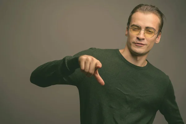 Estúdio Tiro Jovem Bonito Homem Vestindo Verde Camisa Manga Comprida — Fotografia de Stock