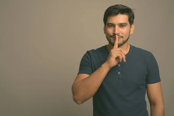 Studioaufnahme Eines Jungen Gutaussehenden Bärtigen Persers Vor Grauem Hintergrund — Stockfoto