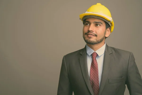 Estudio Toma Joven Guapo Barbudo Empresario Persa Usando Hardhat Sobre — Foto de Stock