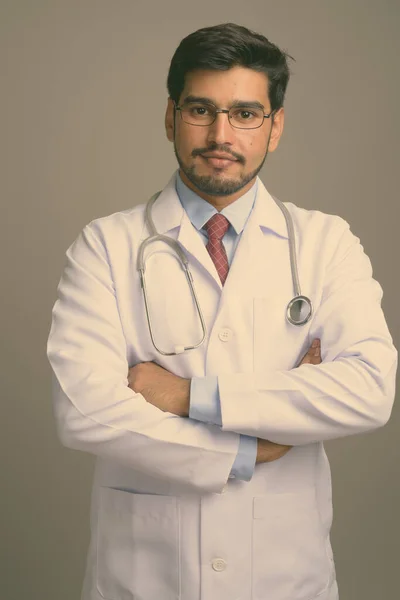 Estudio Disparo Joven Guapo Barbudo Médico Hombre Persa Con Gafas — Foto de Stock