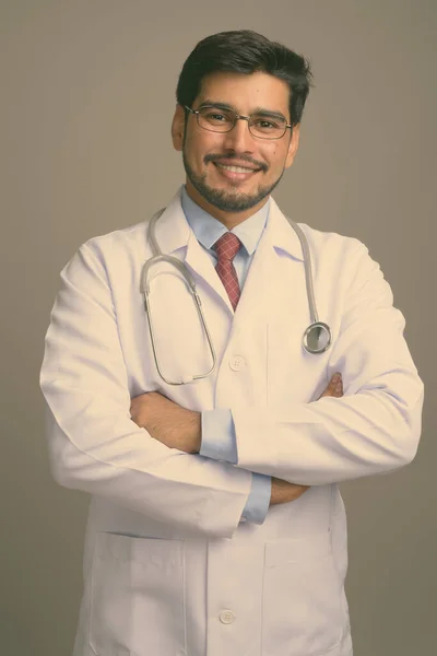 Studio Strzał Młody Przystojny Brodaty Perski Mężczyzna Lekarz Noszenie Okularów — Zdjęcie stockowe