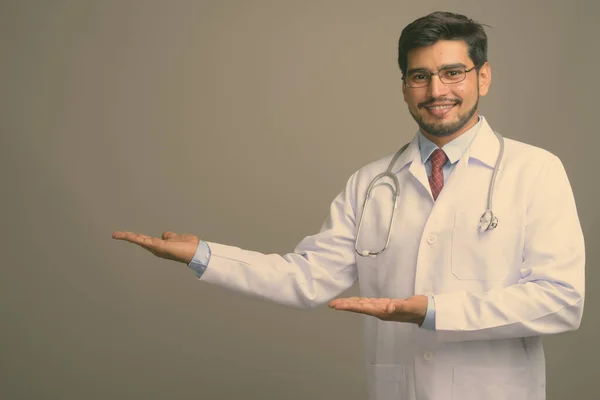 Studio Záběr Mladý Hezký Vousatý Perský Muž Lékař Nosí Brýle — Stock fotografie