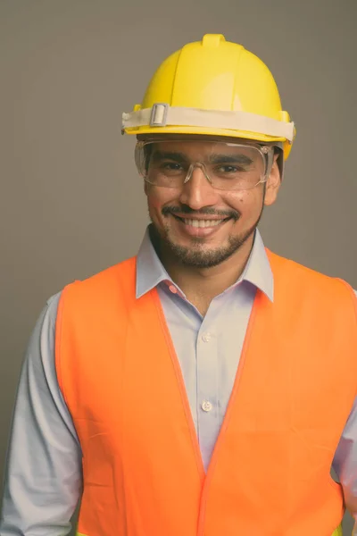 Estúdio Tiro Jovem Bonito Barbudo Persa Homem Trabalhador Construção Contra — Fotografia de Stock