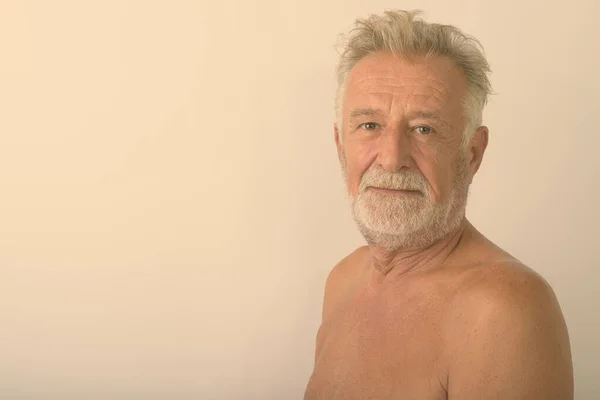 Detailní Záběr Pohledný Starší Vousatý Muž Při Pohledu Kameru Bez — Stock fotografie